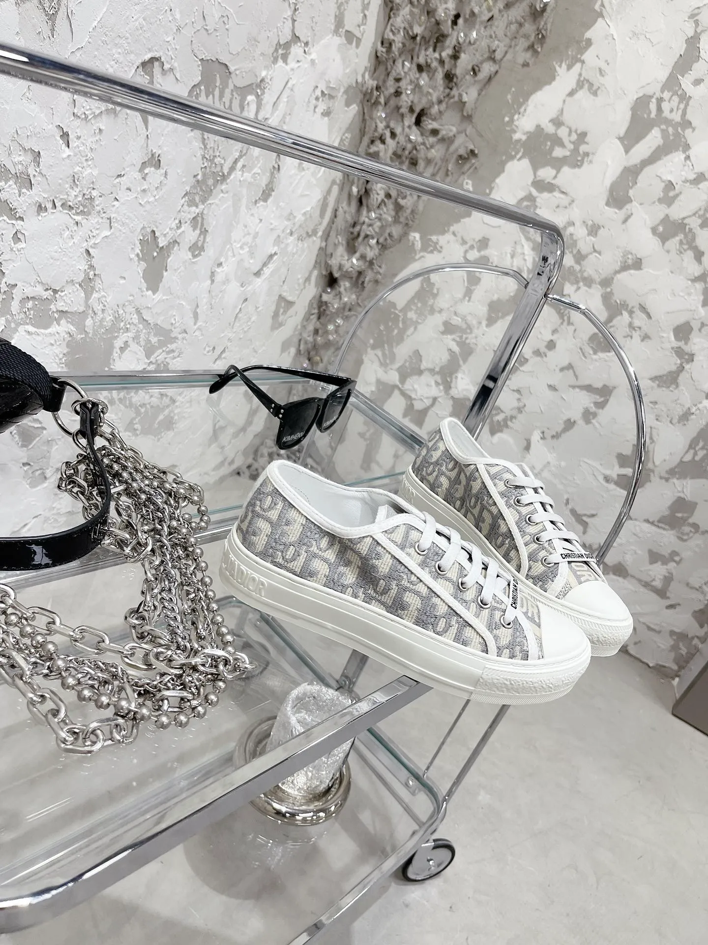 👟👟Ex-factory price 480👟👟 WALK N DIOR embroidered canvas shoes, flat casual shoes, Valentine's Day limited sneaker series, 100% cotton silk double-sided three-dimensional embroidery, hot sale in authentic stores, Ins star internet celebrity concave style show.  All materials of this shoe are original molds, right down to the hardware, laces, outsole, 👟👟 ex-factory price U mid-pad... The upper fabric is made of double-sided pure cotton silk three-dimensional electric embroidery. Each style looks colorful, but it does not make it difficult to match clothes. The entire series is like a piece of handicraft, unique!  ▪️Inner lining: full-grain mixed sheep silk sheepskin ▪️Foot pads: imported cowhide of the same color, comfortable to the feet ▪️My last style is exactly the same as Z👟👟 ex-factory price, welcome to compare. My color matching is complete, and the counter has a full set of packaging. Code number: 35-40 (women's model 41 is custom-made and cannot be returned or exchanged)